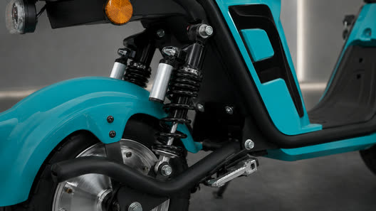 Suspensão reforçada traseira com amortecedores duplos da scooter elétrica.
